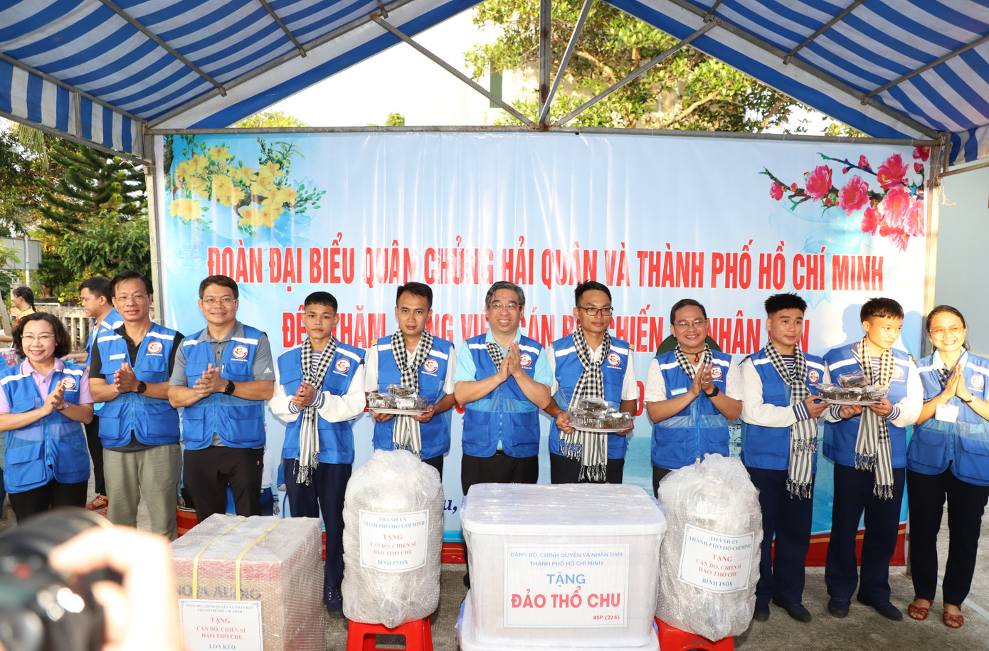 Đảng bộ, chính quyền và nhân dân TPHCM trao gửi tình cảm ấm áp đến cán bộ, chiến sĩ và nhân dân trên đảo Thổ Chu.