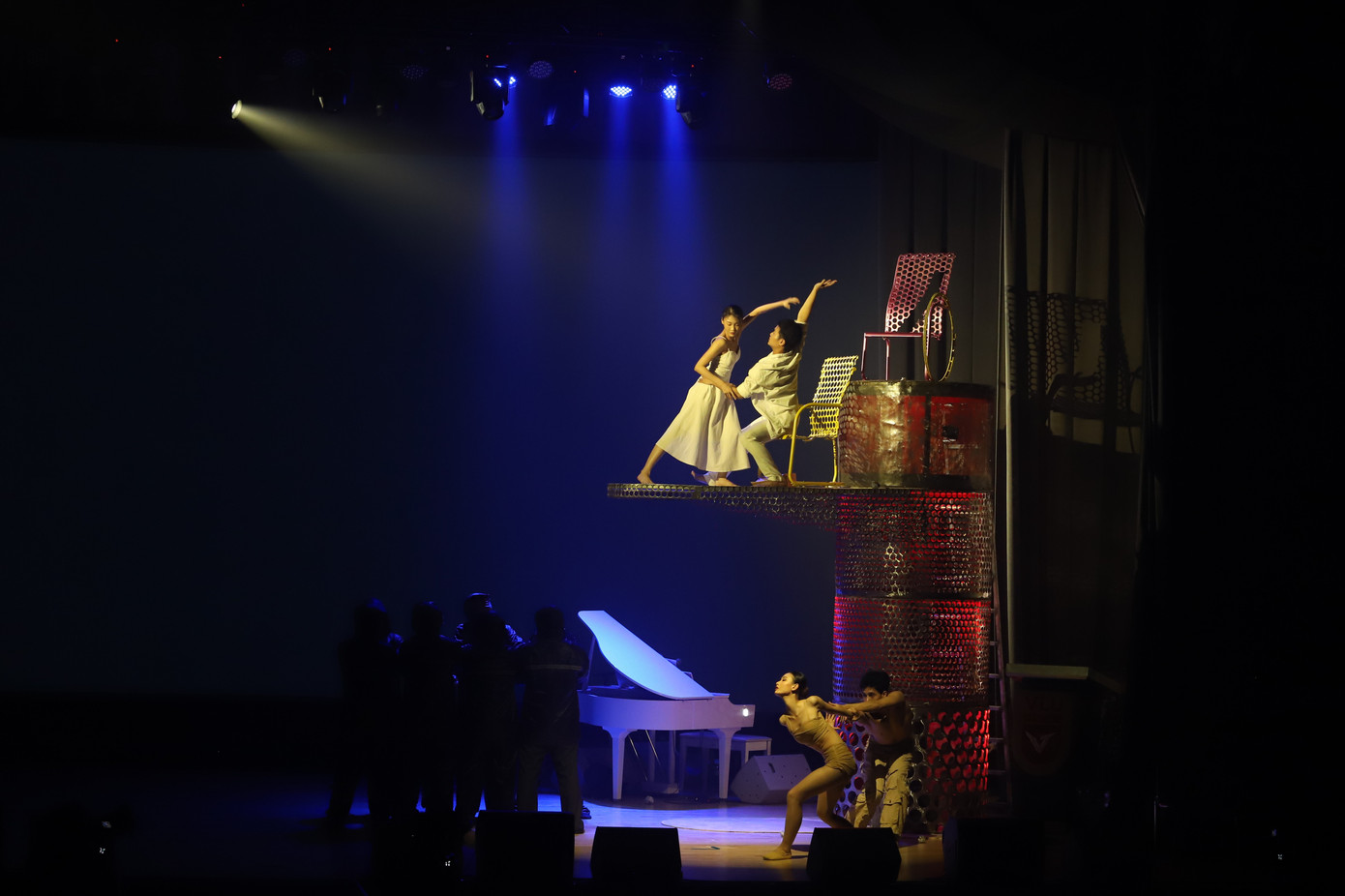 Nhóm Feelings mang đến những màn biến hóa sinh động qua các phần múa, hát, đọc thơ bên các đạo cụ là vật phẩm tái chế.