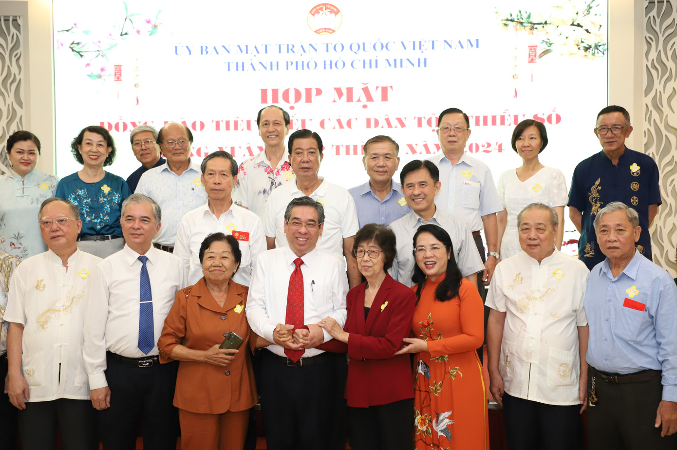 Các đại biểu đồng bào DTTS chụp ảnh lưu niệm cùng lãnh đạo TPHCM tại buổi họp mặt. Ảnh: Ngô Tùng