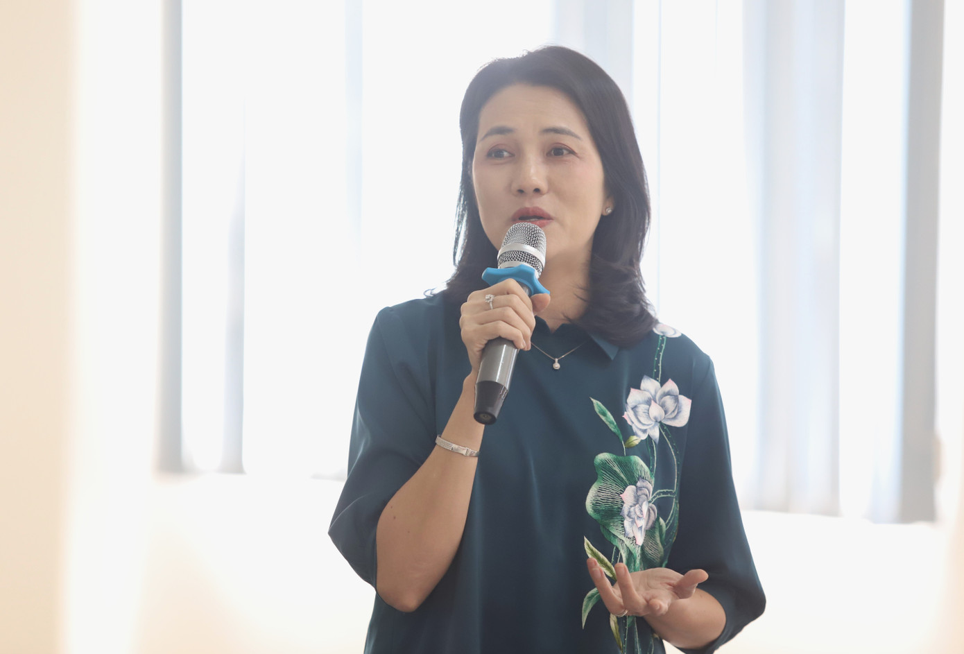 Thành viên đoàn giám sát trao đổi tại buổi làm việc.