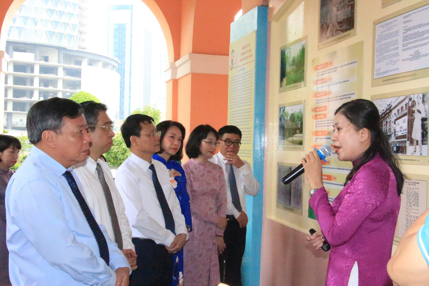 Đoàn đại biểu TP. Hà Nội và TPHCM tham quan triển lãm chuyên đề “Những tên gọi, bí danh, bút danh của Chủ tịch Hồ Chí Minh” do Bảo tàng Hồ Chí Minh – Chi nhánh TPHCM thực hiện, tại Bảo tàng Hồ Chí Minh - Chi nhánh TPHCM.