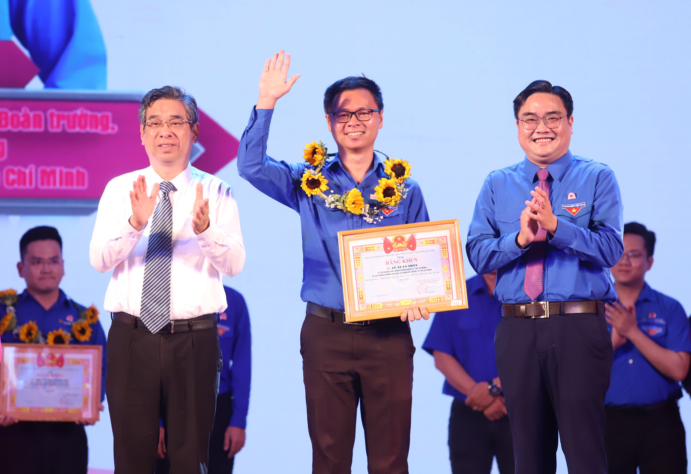 Anh Ngô Minh Hải (bìa phải) tại lễ tuyên dương gương Thanh niên tiên tiến TPHCM làm theo lời Bác hôm 12/5. Ảnh: Ngô Tùng