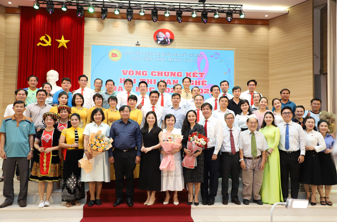 Thầy trò Học viện Chính trị Khu vực II lưu niệm tại buổi thi tối 4/11. Ảnh: Ngô Tùng. Thầy trò Học viện Chính trị Khu vực II lưu niệm tại buổi thi tối 4/11. Ảnh: Ngô Tùng.