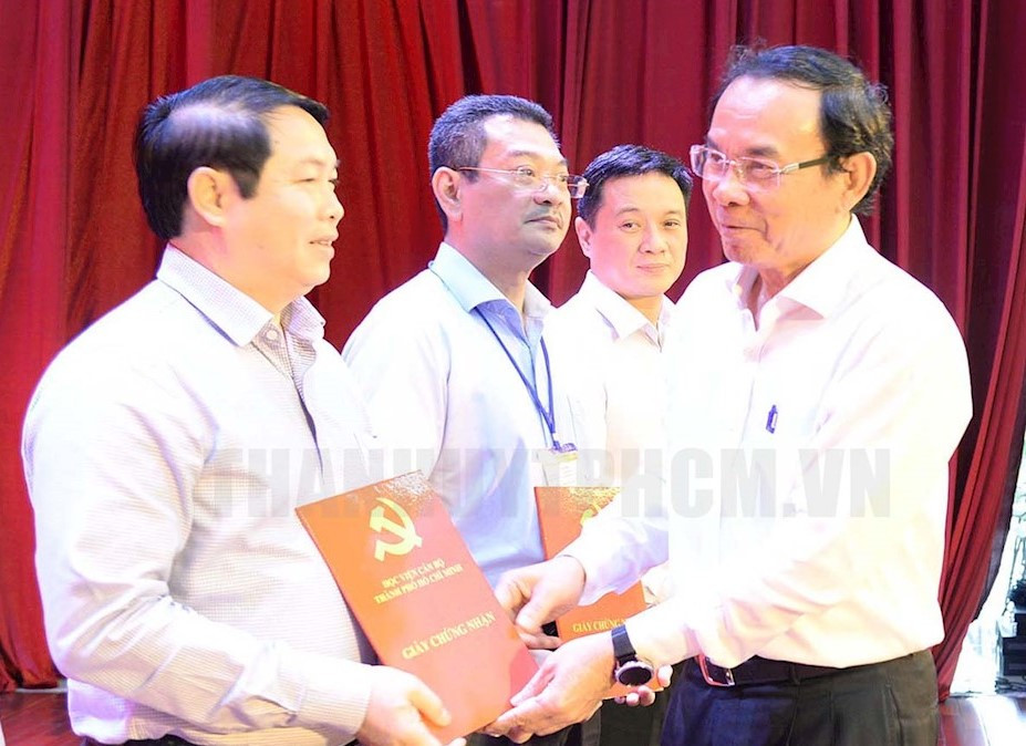 Bí thư Thành ủy TPHCM Nguyễn Văn Nên trao giấy chứng nhận hoàn thành lớp bồi dưỡng cho các học viên. Ảnh: Thành ủy TPHCM