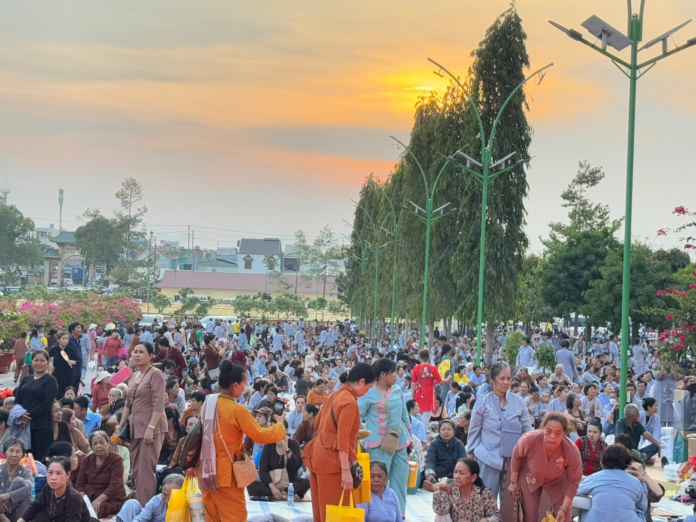 Càng về chiều tối, bà con phật tử đổ về chùa càng lúc càng đông. Theo ước tính của nhà chùa có gần 30.000 khách thập phương đến chùa làm lễ trong ngày 28/3.