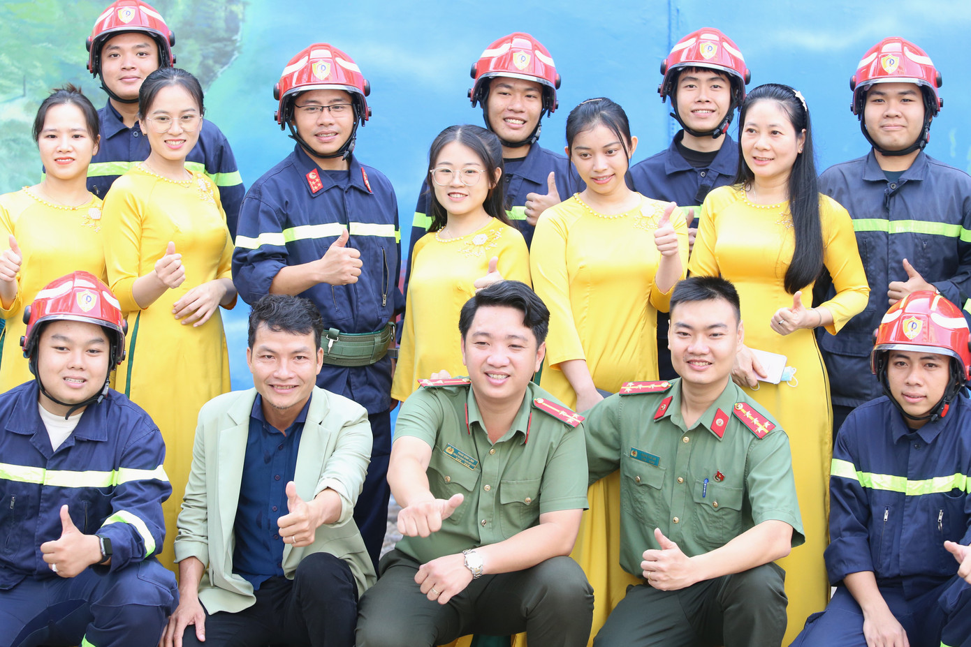 Trong thời gian tới, Công an TPHCM tiếp tục phối hợp với các địa phương khảo sát tại các khu vực có nhiều quảng cáo trái phép và khu vực phức tạp về an ninh trật tự để vừa sơn vẽ, vừa tiến hành chuyển hóa địa bàn, đảm bảo phát hiện đối tượng sẽ kịp thời xử lý. Trong thời gian tới, Công an TPHCM tiếp tục phối hợp với các địa phương khảo sát tại các khu vực có nhiều quảng cáo trái phép và khu vực phức tạp về an ninh trật tự để vừa sơn vẽ, vừa tiến hành chuyển hóa địa bàn, đảm bảo phát hiện đối tượng sẽ kịp thời xử lý.