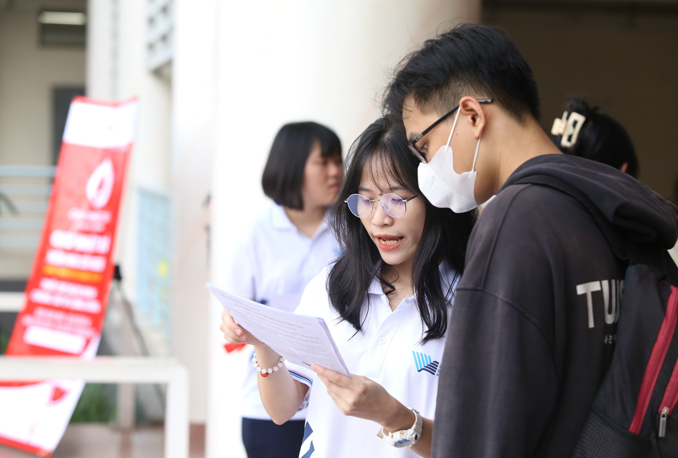 Các nữ sinh trường Đại học Bách khoa hỗ trợ Ban tổ chức tiếp đón, hướng dẫn sinh viên đến tham gia ngày hội.