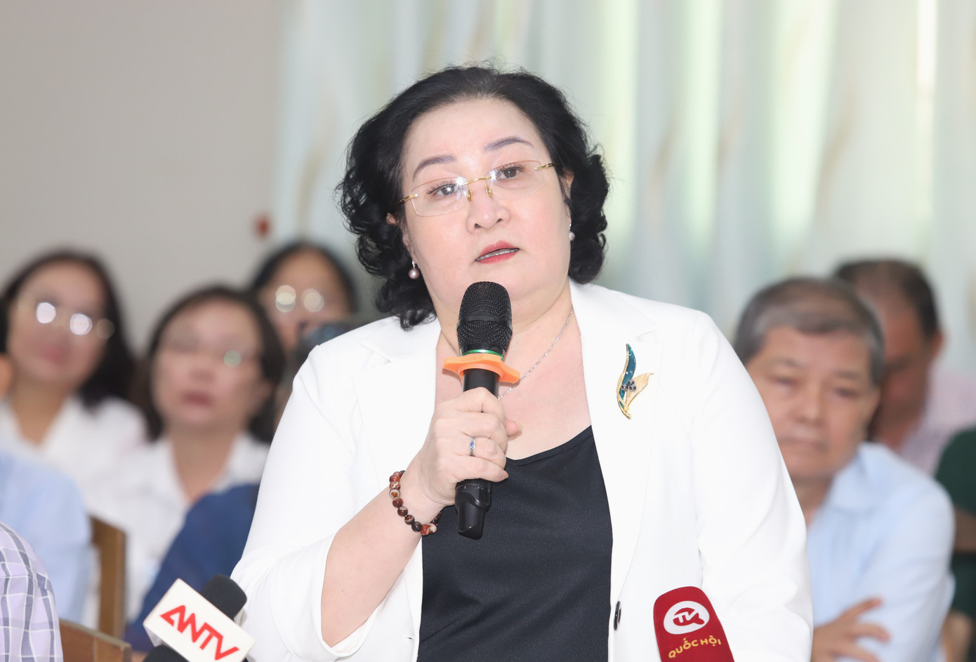 Phó Giám đốc BHXH TPHCM Nguyễn Thị Mỹ Dung trao đổi tại buổi tiếp xúc cử tri.(Ảnh: Ngô Tùng)