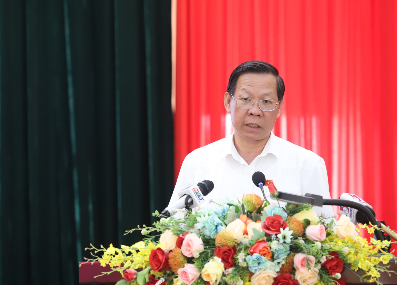 Chủ tịch UBND TPHCM Phan Văn Mãi trao đổi ý kiến với các cử tri. Ảnh: Ngô Tùng Chủ tịch UBND TPHCM Phan Văn Mãi trao đổi ý kiến với các cử tri. Ảnh: Ngô Tùng