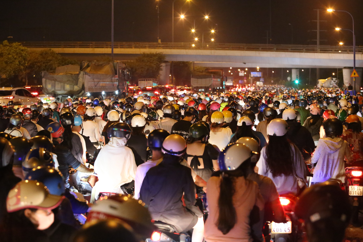 Cảnh tượng nghìn nghịt người cùng lưu thông hướng về khu vực cửa ngõ phía Đông TPHCM sau đêm giao thừa.