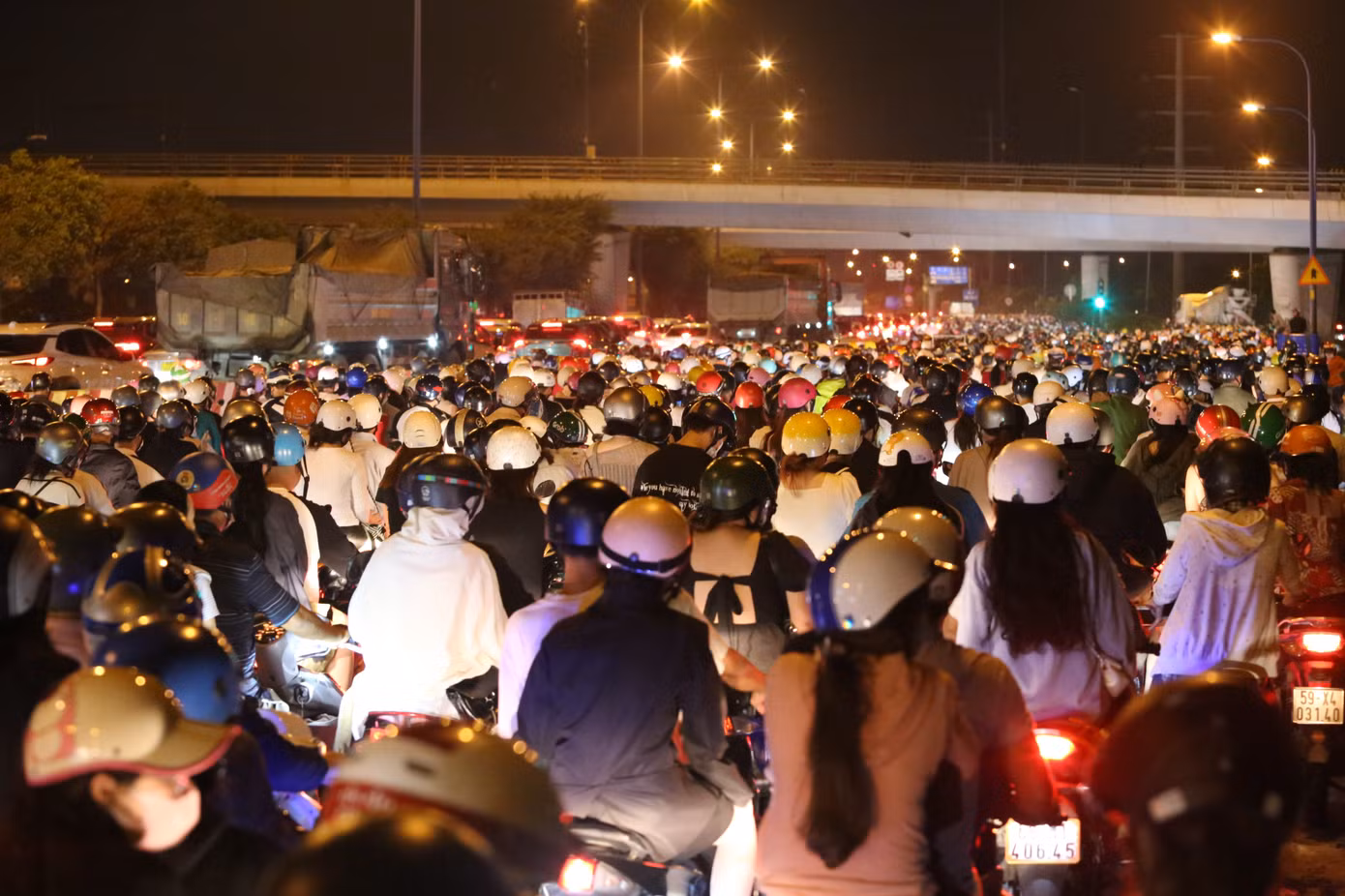Cảnh tượng nghìn nghịt người cùng lưu thông hướng về khu vực cửa ngõ phía Đông TPHCM sau đêm giao thừa.