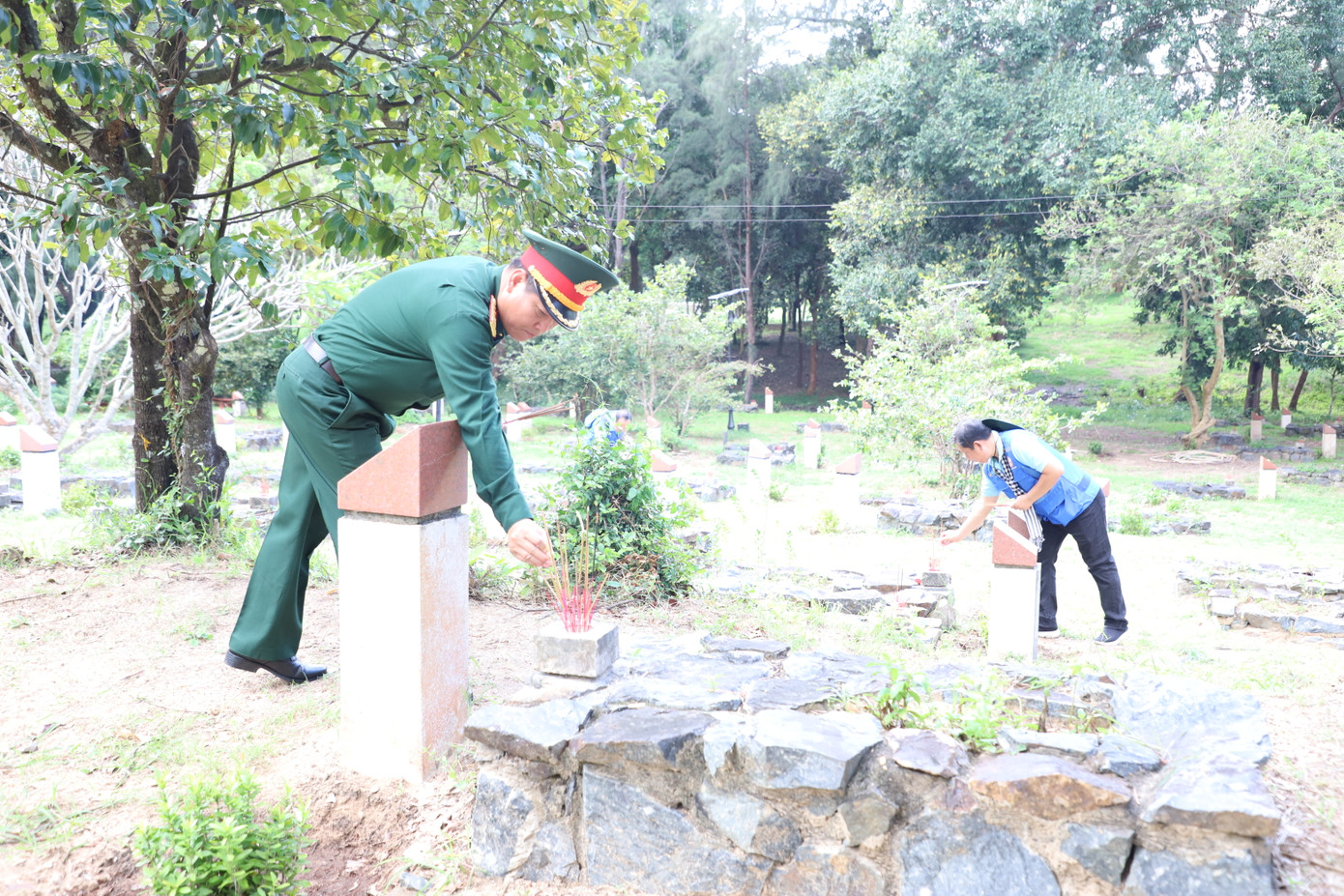 Các đại biểu đoàn công tác thắp hương tri ân các vị Anh hùng liệt sĩ.