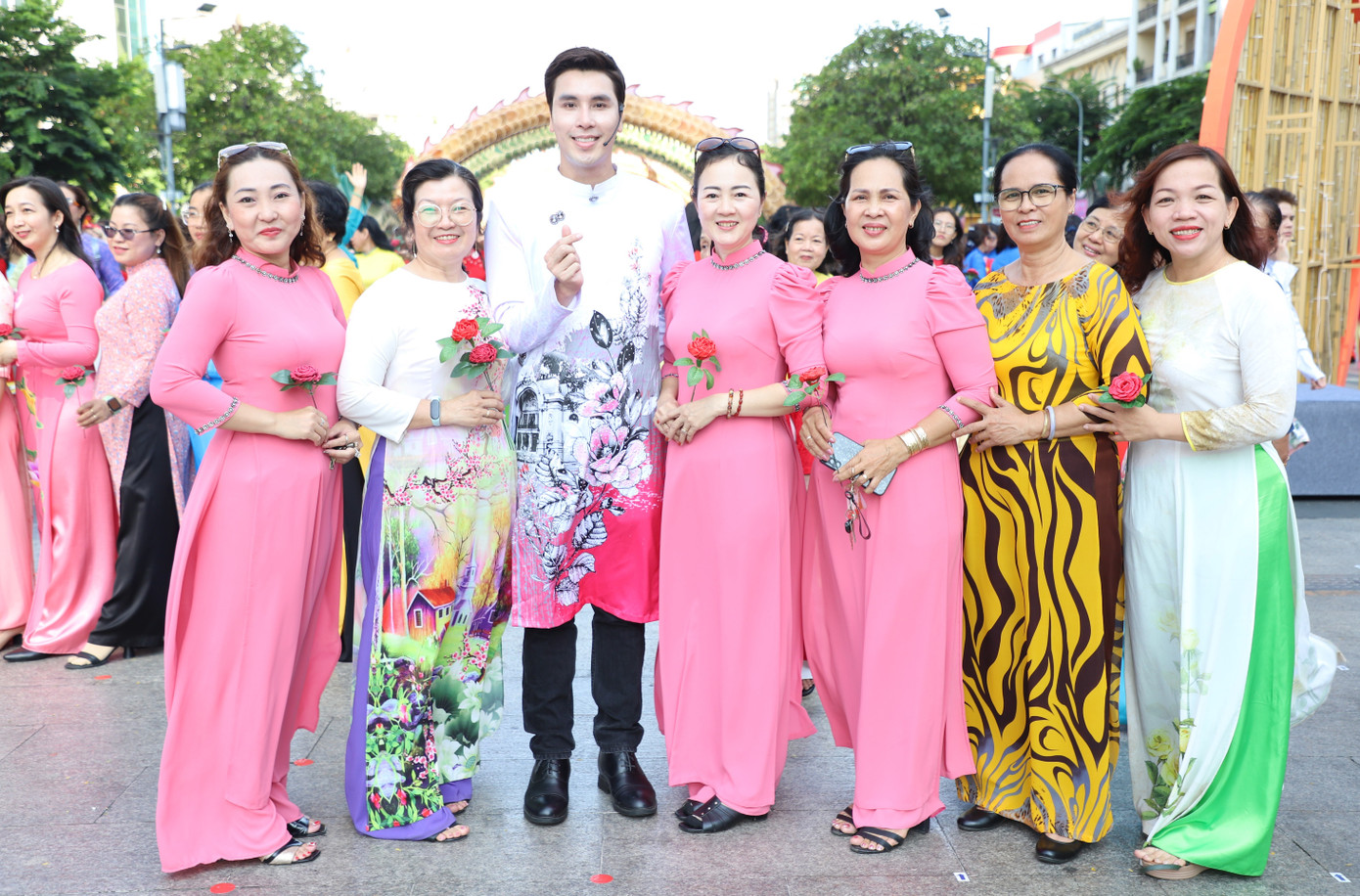 Các chị em chụp ảnh lưu niệm cùng Á vương Hoàng Phi Kha sau buổi đồng diễn.