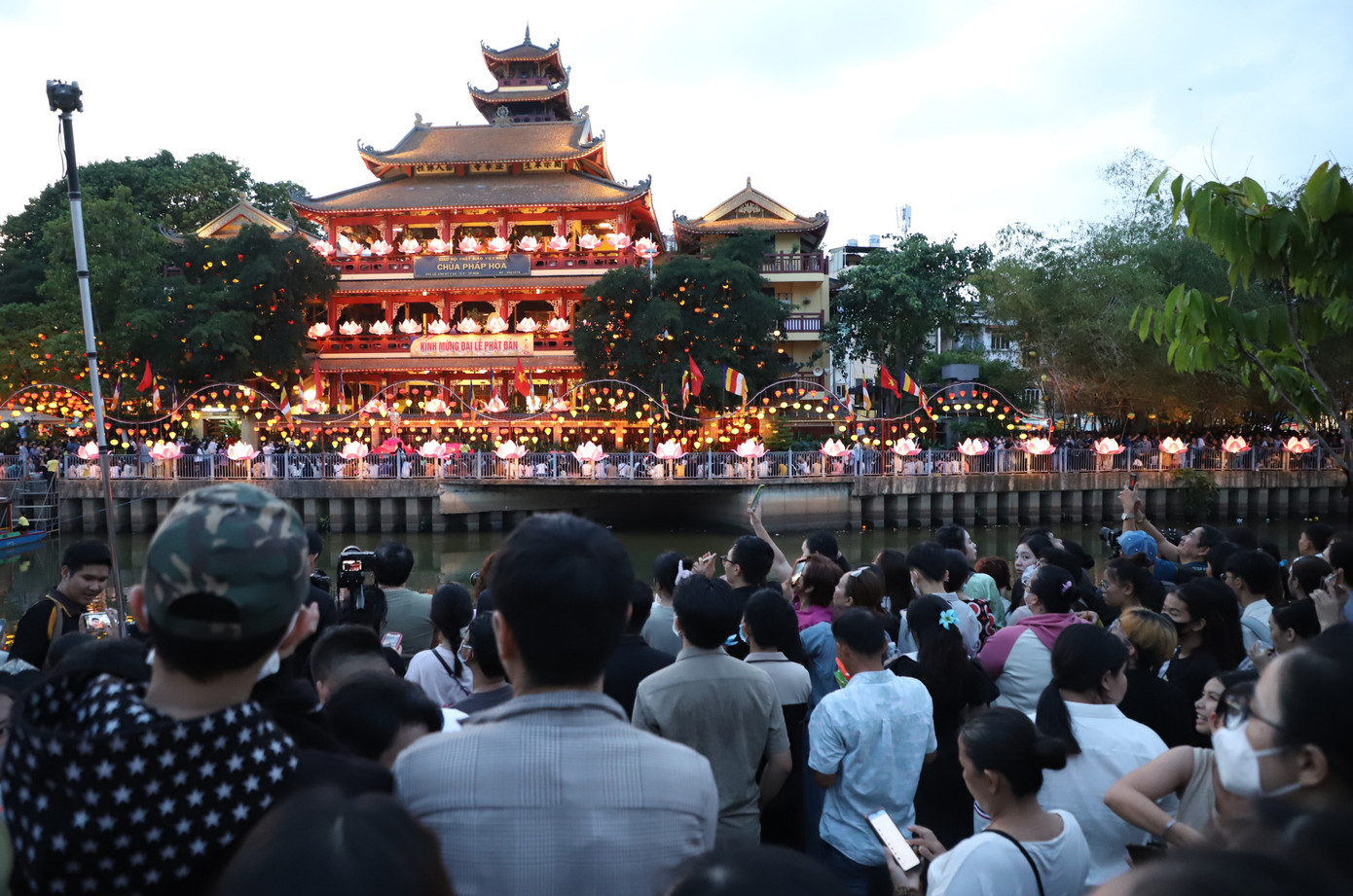 Ghi nhận của Tiền Phong lúc 18h, các ngả đường quanh chùa, dọc kênh Nhiêu Lộc - Thị Nghè có hàng nghìn người đến dự lễ thả hoa đăng và lễ Phật.