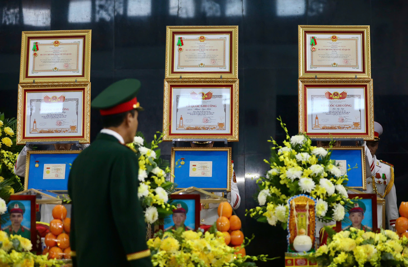 Tổ quốc ghi công, tri ân sự hy sinh anh dũng của các liệt sĩ đã hy sinh trong thực hiện nhiệm vụ. Ảnh: Duy Anh Tổ quốc ghi công, tri ân sự hy sinh anh dũng của các liệt sĩ đã hy sinh trong thực hiện nhiệm vụ. Ảnh: Duy Anh