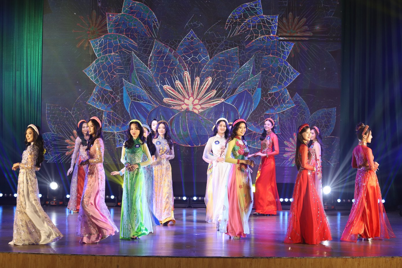 Các cô gái tài năng, duyên dáng trải qua một hành trình trau dồi, rèn luyện nhiều kỹ năng qua cuộc thi. Ảnh: Ngô Tùng