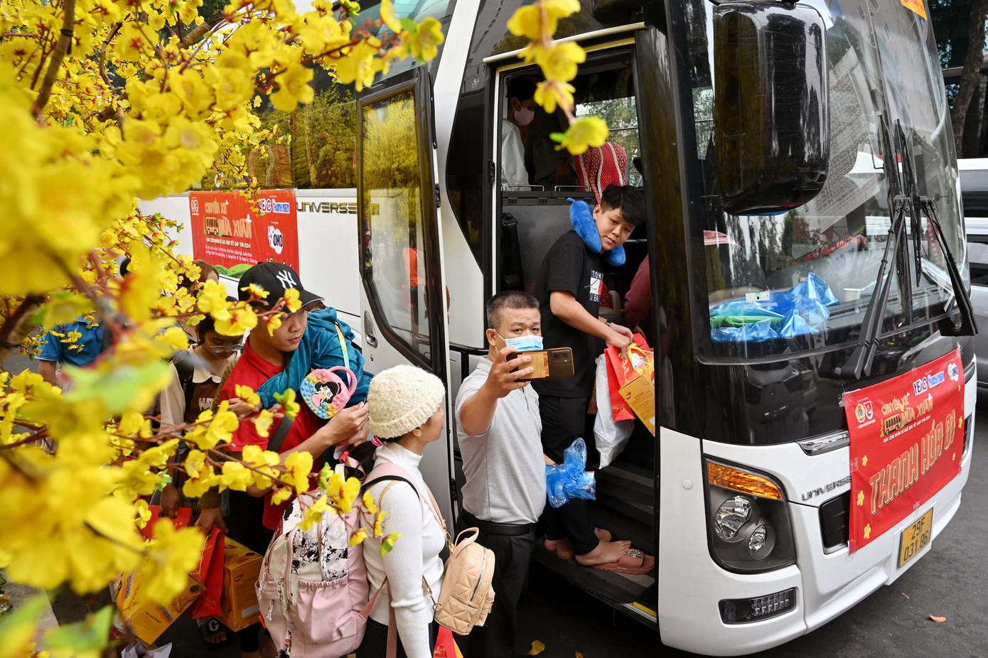 Một lao động ghi lại khoảnh khắc đáng nhớ trước khi lên xe trở về quê nhà Thanh Hóa.