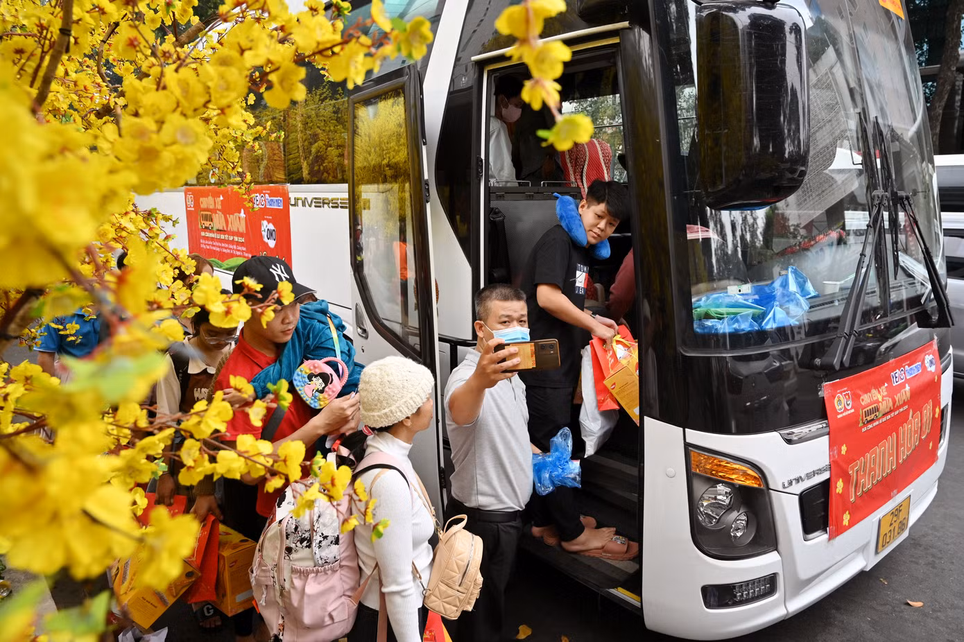 Một lao động ghi lại khoảnh khắc đáng nhớ trước khi lên xe trở về quê nhà Thanh Hóa.