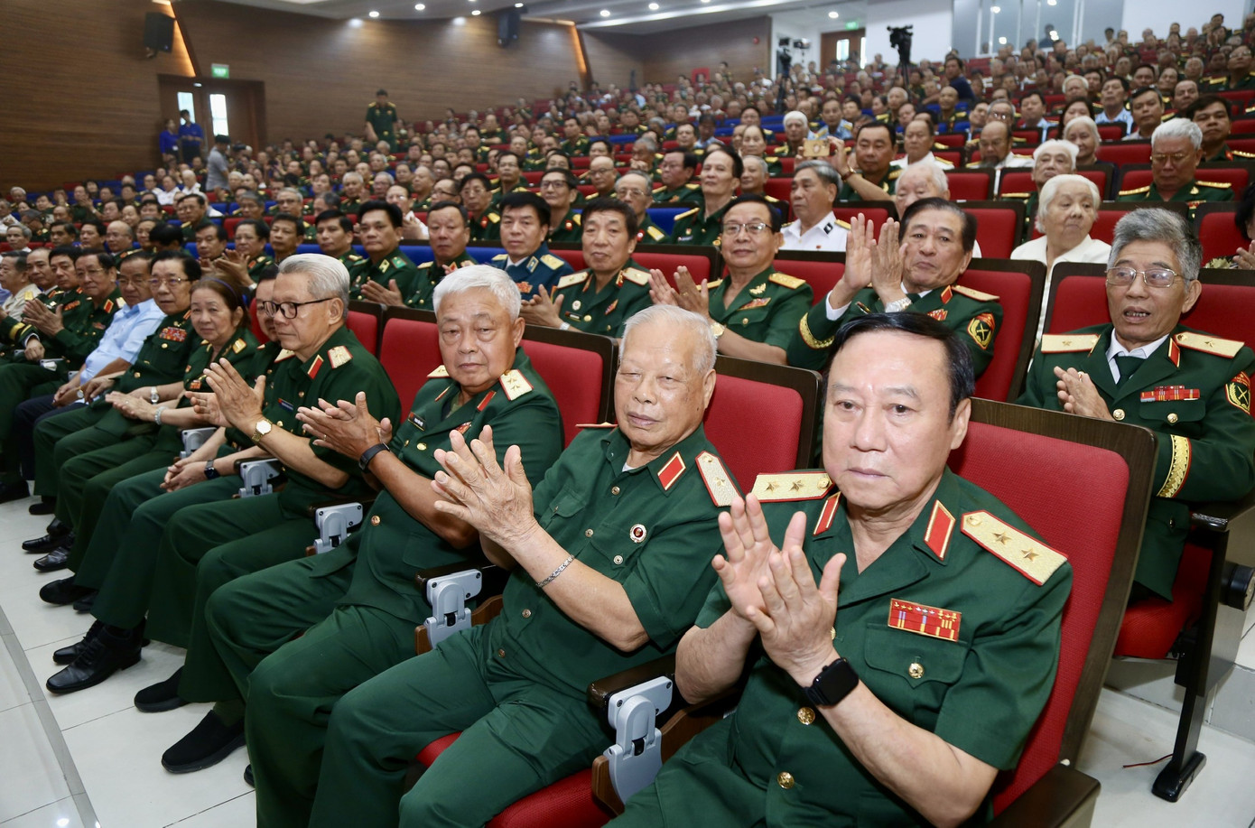 Các cán bộ cao cấp quân đội nghỉ hưu tham dự buổi họp mặt. Ảnh: Hoàng Giang