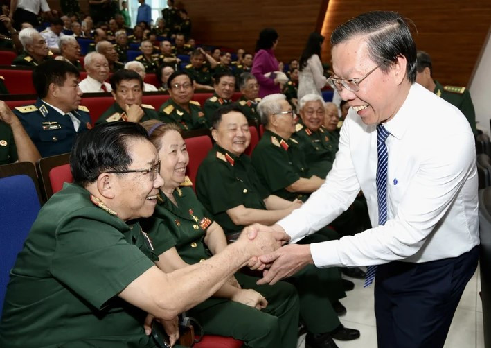 Chủ tịch UBND TPHCM Phan Văn Mãi gặp gỡ các cán bộ, tướng lĩnh quân đội nghỉ hưu, trước thềm kỷ niệm 80 năm Ngày thành lập Quân đội nhân dân Việt Nam. Ảnh: Hoàng Giang