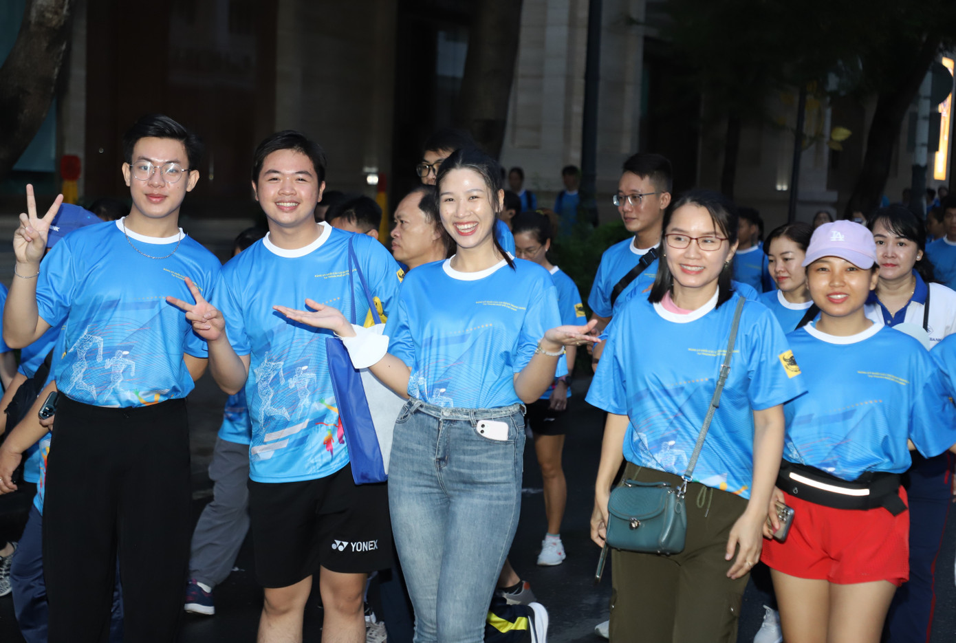 Từ hơn 4 giờ sáng, nhiều người đã tề tựu tại không gian trước Nhà Văn hóa Thanh niên TPHCM (quận 1) để chuẩn bị cho buổi đi bộ gây quỹ. Từ hơn 4 giờ sáng, nhiều người đã tề tựu tại không gian trước Nhà Văn hóa Thanh niên TPHCM (quận 1) để chuẩn bị cho buổi đi bộ gây quỹ.