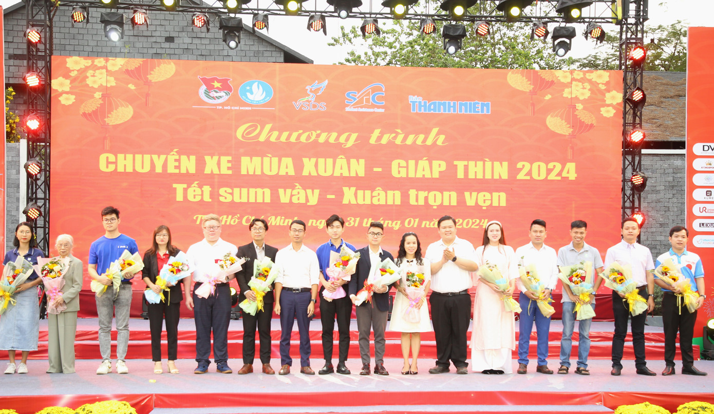 Ban tổ chức tri ân các đơn vị đồng hành, tài trợ chương trình. Ảnh: Ngô Tùng Ban tổ chức tri ân các đơn vị đồng hành, tài trợ chương trình. Ảnh: Ngô Tùng