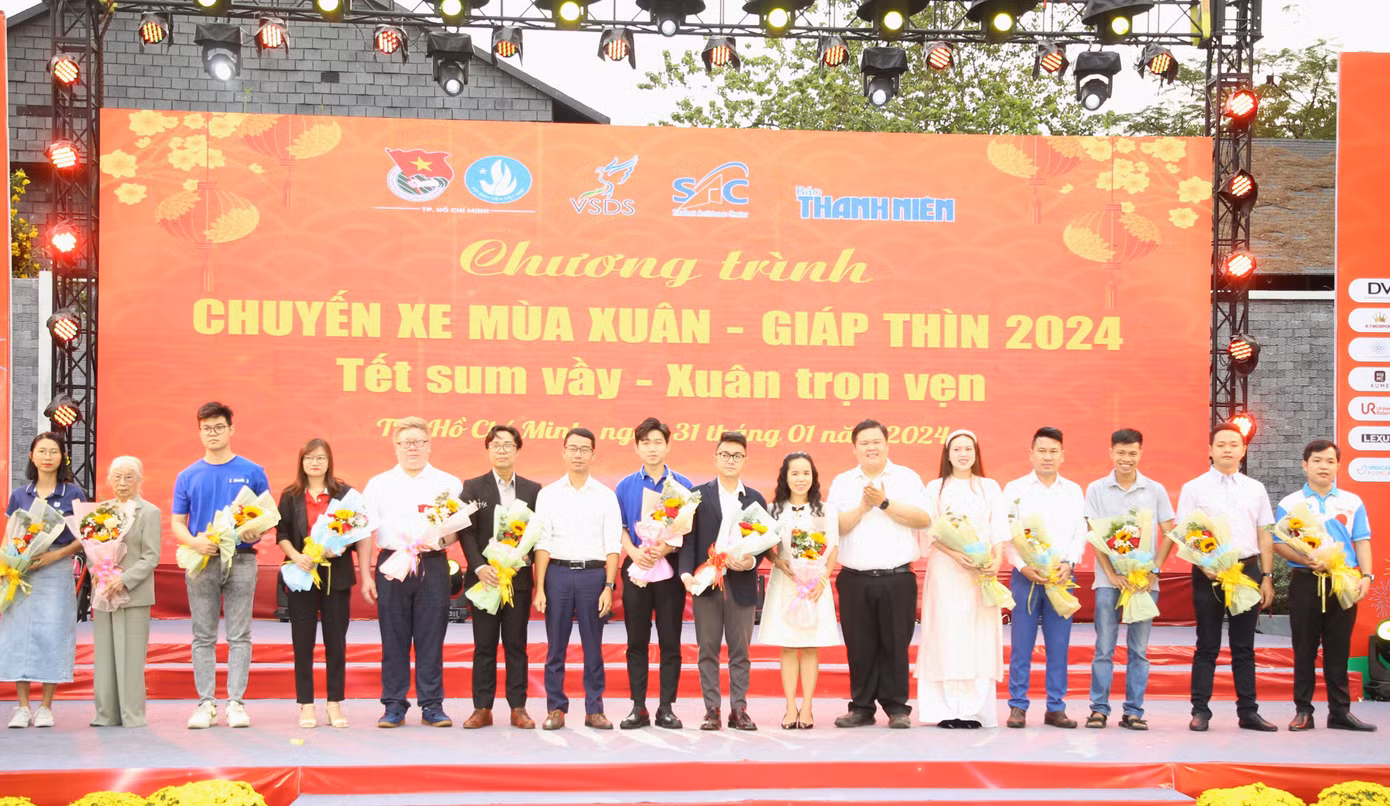 Ban tổ chức tri ân các đơn vị đồng hành, tài trợ chương trình. Ảnh: Ngô Tùng