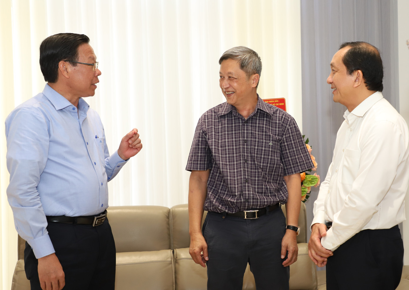 Chủ tịch Phan Văn Mãi trao đổi cùng PGS-TS-BS, Thầy thuốc Nhân dân Nguyễn Trường Sơn (giữa) cùng Phó Giám đốc Sở Y tế TPHCM Nguyễn Anh Dũng. Chủ tịch Phan Văn Mãi trao đổi cùng PGS-TS-BS, Thầy thuốc Nhân dân Nguyễn Trường Sơn (giữa) cùng Phó Giám đốc Sở Y tế TPHCM Nguyễn Anh Dũng.