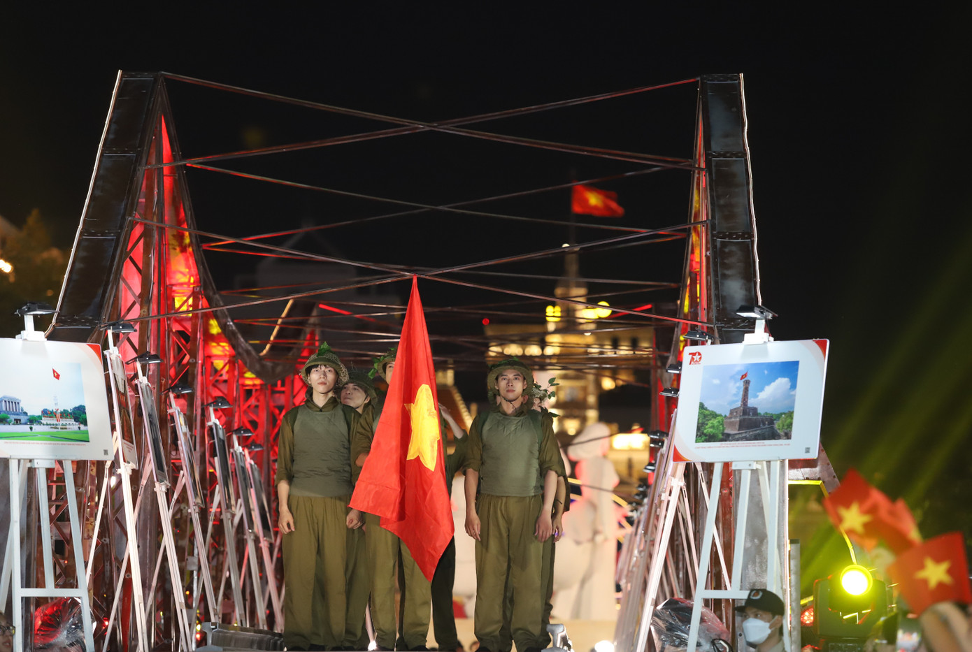 Đặc biệt, hoạt cảnh tái hiện đoàn quân giải phóng tiến về giải phóng thủ đô đem lại những cảm xúc hào hùng, đầy tự hào về những ngày tháng lịch sử 70 năm về trước.