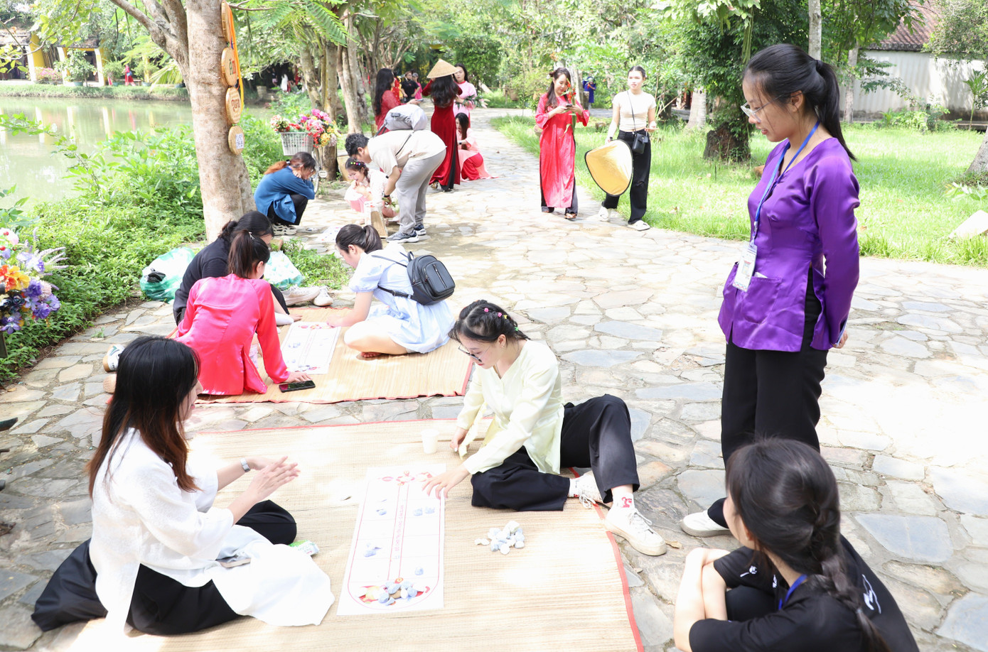 Bà Huỳnh Ngọc Vân - Giám đốc Bảo tàng Áo dài, cho biết đây là dịp để bảo tàng tiếp tục phát huy truyền thống của mình trong hoạt động mang tính giáo dục, thông qua các loại hình trò chơi dân gian; tái hiện và tôn vinh những trò chơi gắn liền với tuổi thơ và các giá trị văn hóa của dân tộc Việt Nam. Cùng với đó, hoạt động cũng tạo điều kiện để thế hệ trẻ góp phần bảo tồn và phát huy các giá trị văn hóa truyền thống. Ảnh: Ngô Tùng