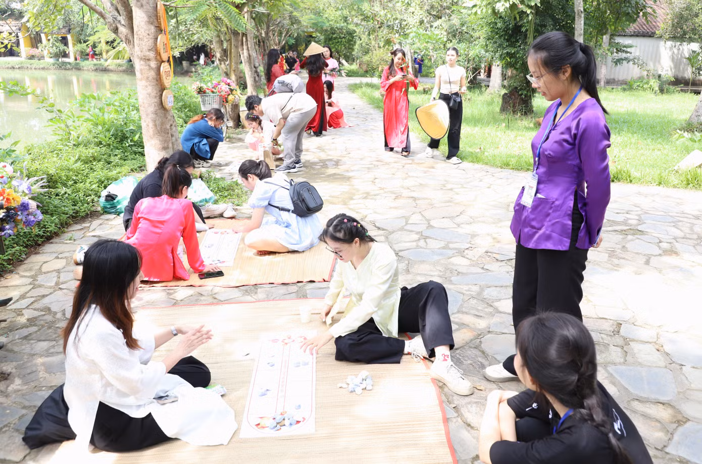 Bà Huỳnh Ngọc Vân - Giám đốc Bảo tàng Áo dài, cho biết đây là dịp để bảo tàng tiếp tục phát huy truyền thống của mình trong hoạt động mang tính giáo dục, thông qua các loại hình trò chơi dân gian; tái hiện và tôn vinh những trò chơi gắn liền với tuổi thơ và các giá trị văn hóa của dân tộc Việt Nam. Cùng với đó, hoạt động cũng tạo điều kiện để thế hệ trẻ góp phần bảo tồn và phát huy các giá trị văn hóa truyền thống. Ảnh: Ngô Tùng Bà Huỳnh Ngọc Vân - Giám đốc Bảo tàng Áo dài, cho biết đây là dịp để bảo tàng tiếp tục phát huy truyền thống của mình trong hoạt động mang tính giáo dục, thông qua các loại hình trò chơi dân gian; tái hiện và tôn vinh những trò chơi gắn liền với tuổi thơ và các giá trị văn hóa của dân tộc Việt Nam. Cùng với đó, hoạt động cũng tạo điều kiện để thế hệ trẻ góp phần bảo tồn và phát huy các giá trị văn hóa truyền thống. Ảnh: Ngô Tùng