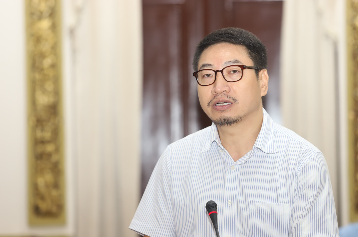 PGS.TS Vũ Anh Tuấn góp ý tại buổi làm việc.