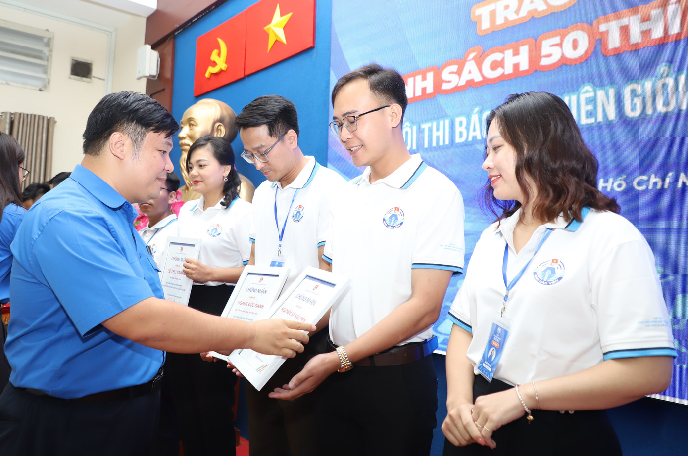 Anh Nguyễn Thái An - Ủy viên Ban Thường vụ, Trưởng ban Tuyên giáo Trung ương Đoàn trao chứng nhận cho các thí sinh tham gia vòng Bán kết hội thi.