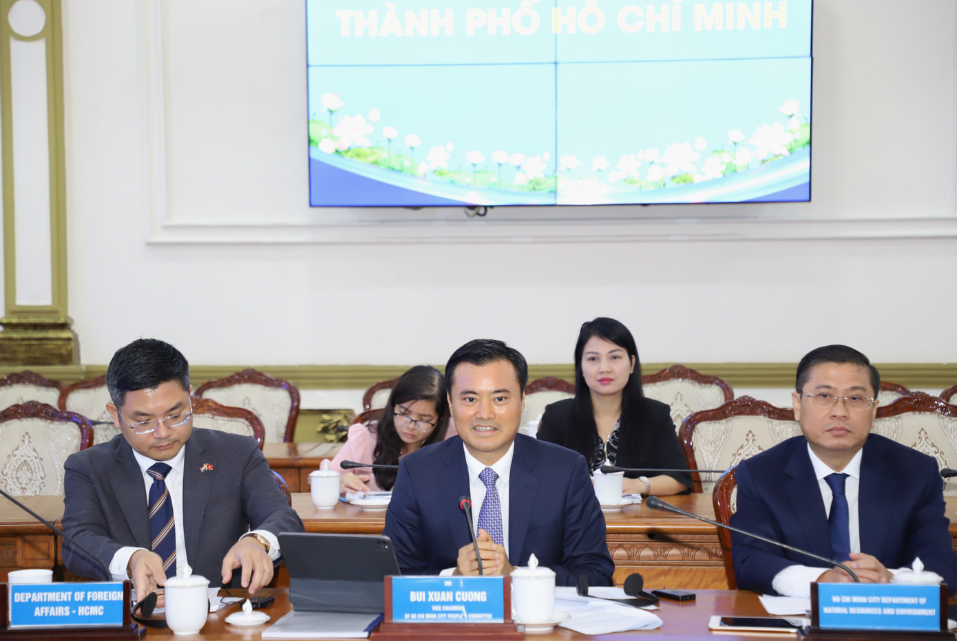 Phó Chủ tịch UBND TPHCM Bùi Xuân Cường trao đổi kết luận buổi làm việc.