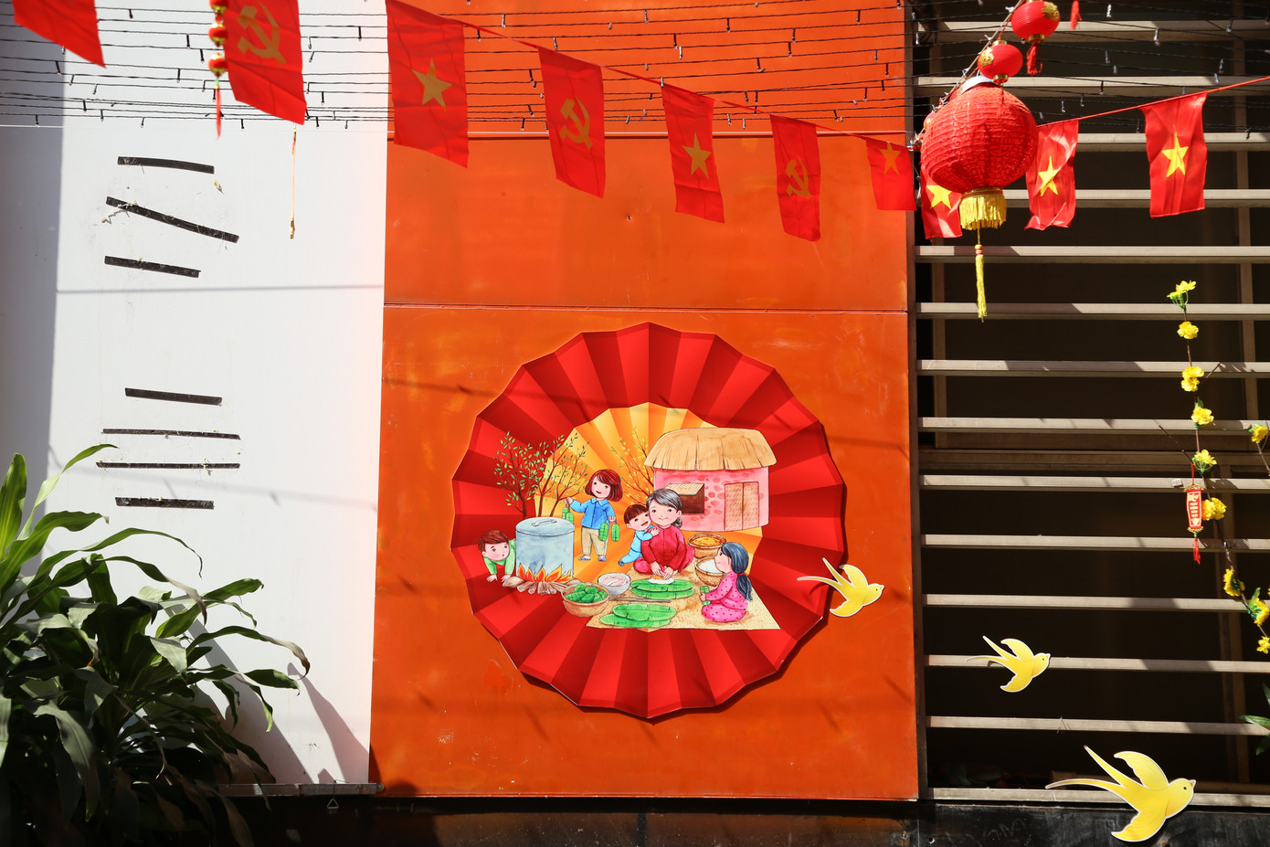 Chiếc lồng đèn, cánh én, hoa mai, hoa đào... luôn là những hình ảnh thân thuộc báo hiệu mùa xuân về.