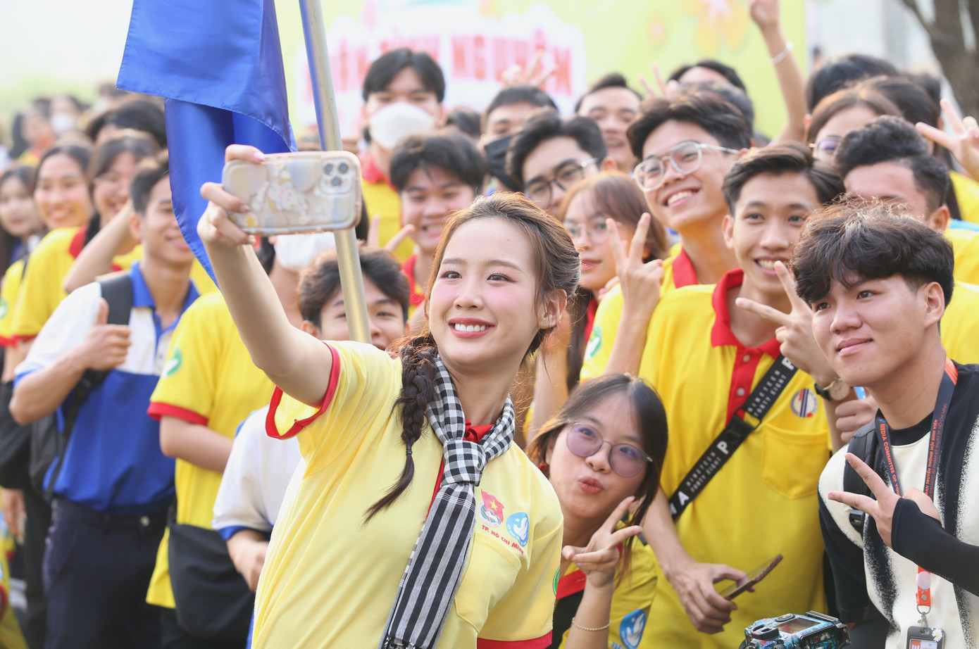 Hoa hậu Lê Nguyễn Bảo Ngọc chụp ảnh kỷ niệm với các bạn sinh viên trong ngày khởi động chiến dịch.