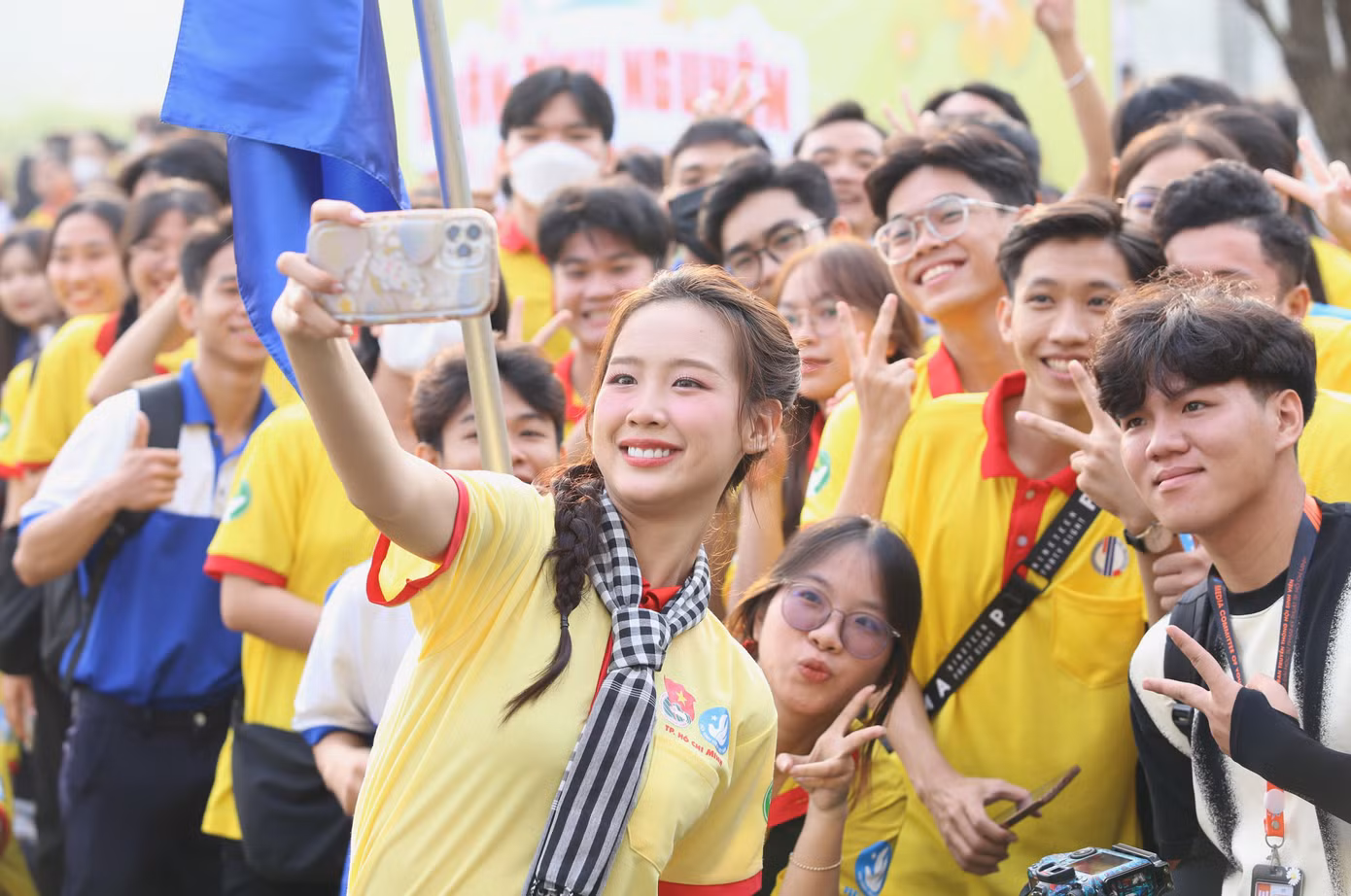 Hoa hậu Lê Nguyễn Bảo Ngọc chụp ảnh kỷ niệm với các bạn sinh viên trong ngày khởi động chiến dịch.