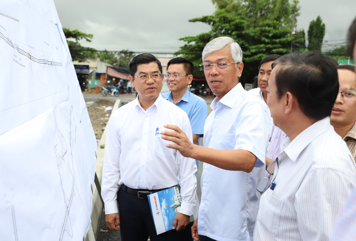 Phó Chủ tịch UBND TPHCM Võ Văn Hoan trong một lần kiểm tra, đốc thúc công tác giải ngân đầu tư công trên địa bàn huyện Bình Chánh. Ảnh: Ngô Tùng