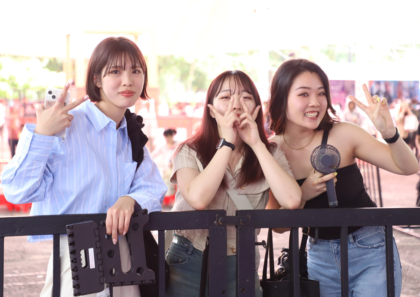 Các bạn trẻ đến từ đất nước mặt trời mọc thích thú xem các phần biểu diễn, giao lưu trên sân khấu lễ hội.