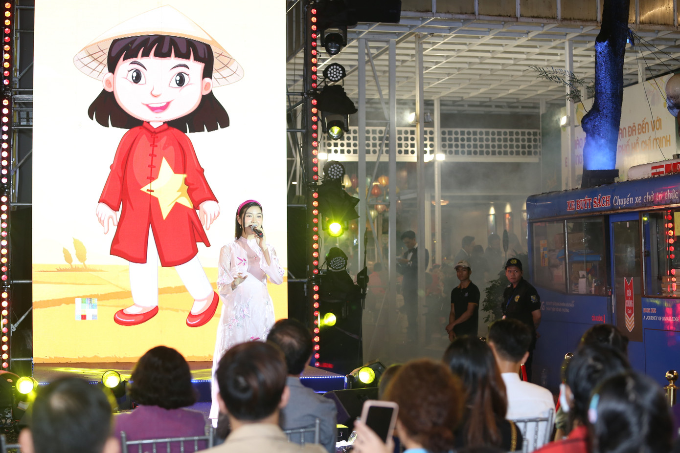 Ngay sau đó, Thúy Vân đã gửi tặng khán giả ca khúc My Vietnam do chính cô sáng tác năm 2015. "Đây là bài hát Vân sáng tác khi tham gia cuộc thi Hoa hậu Quốc tế với mong muốn để mọi người thấy một cô gái Việt Nam dành tình yêu cho quê hương, đất nước như thế nào", nàng hậu đồng thời cũng là đại sứ văn hóa đọc bày tỏ.