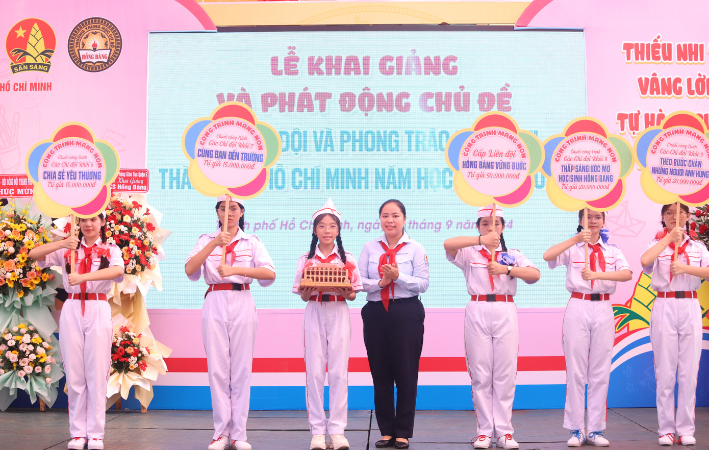 Chị Hiền Trân trao tặng quà động viên Liên đội Trường THCS Hồng Bàng.