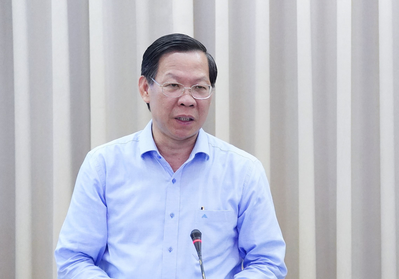 Chủ tịch UBND TPHCM Phan Văn Mãi trao đổi tại buổi làm việc.