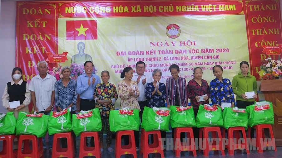 Ông Phan Văn Mãi và Phó Chủ tịch Ủy ban MTTQ Việt Nam TPHCM Ngô Thanh Sơn gửi tặng món quà đến bà con có hoàn cảnh khó khăn của ấp. Ảnh: Thành ủy TPHCM