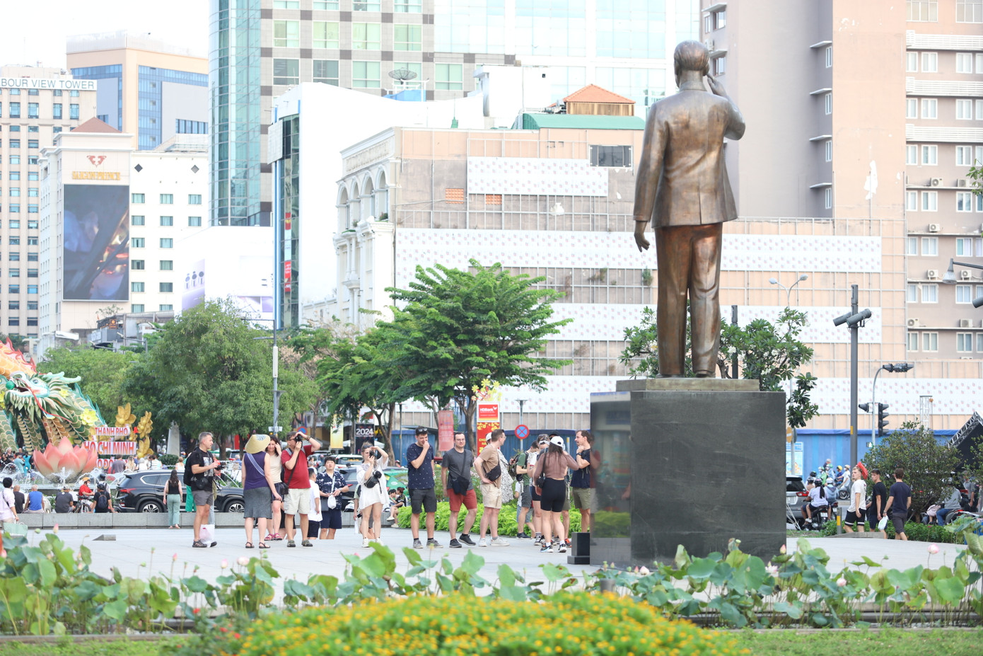 Du khách đến tham quan, chụp hình ở công viên Tượng đài Chủ tịch Hồ Chí Minh.