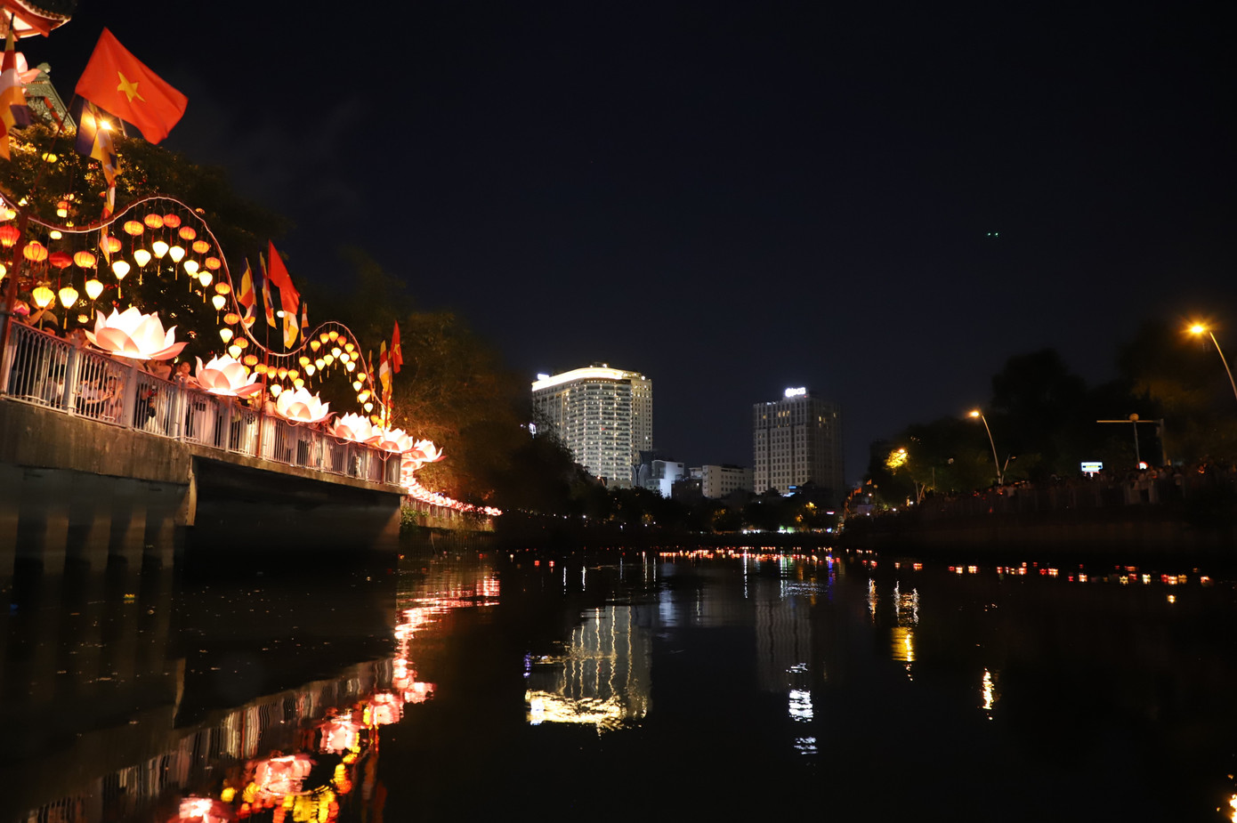 Khung cảnh lung linh trong đêm hoa đăng.