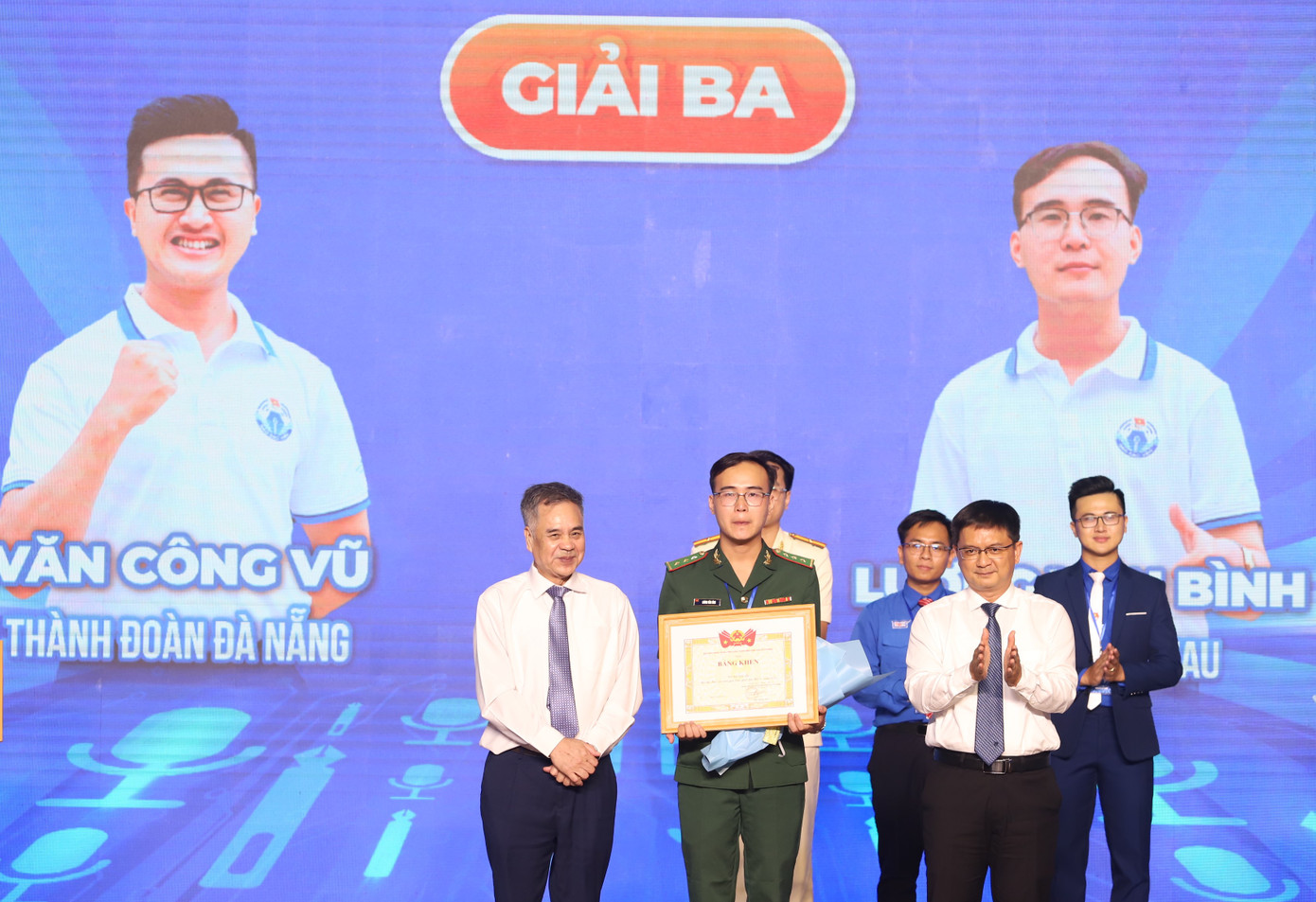 Các vị lãnh đạo trao đồng giải Ba cho thí sinh Lương Văn Bình. Các vị lãnh đạo trao đồng giải Ba cho thí sinh Lương Văn Bình.