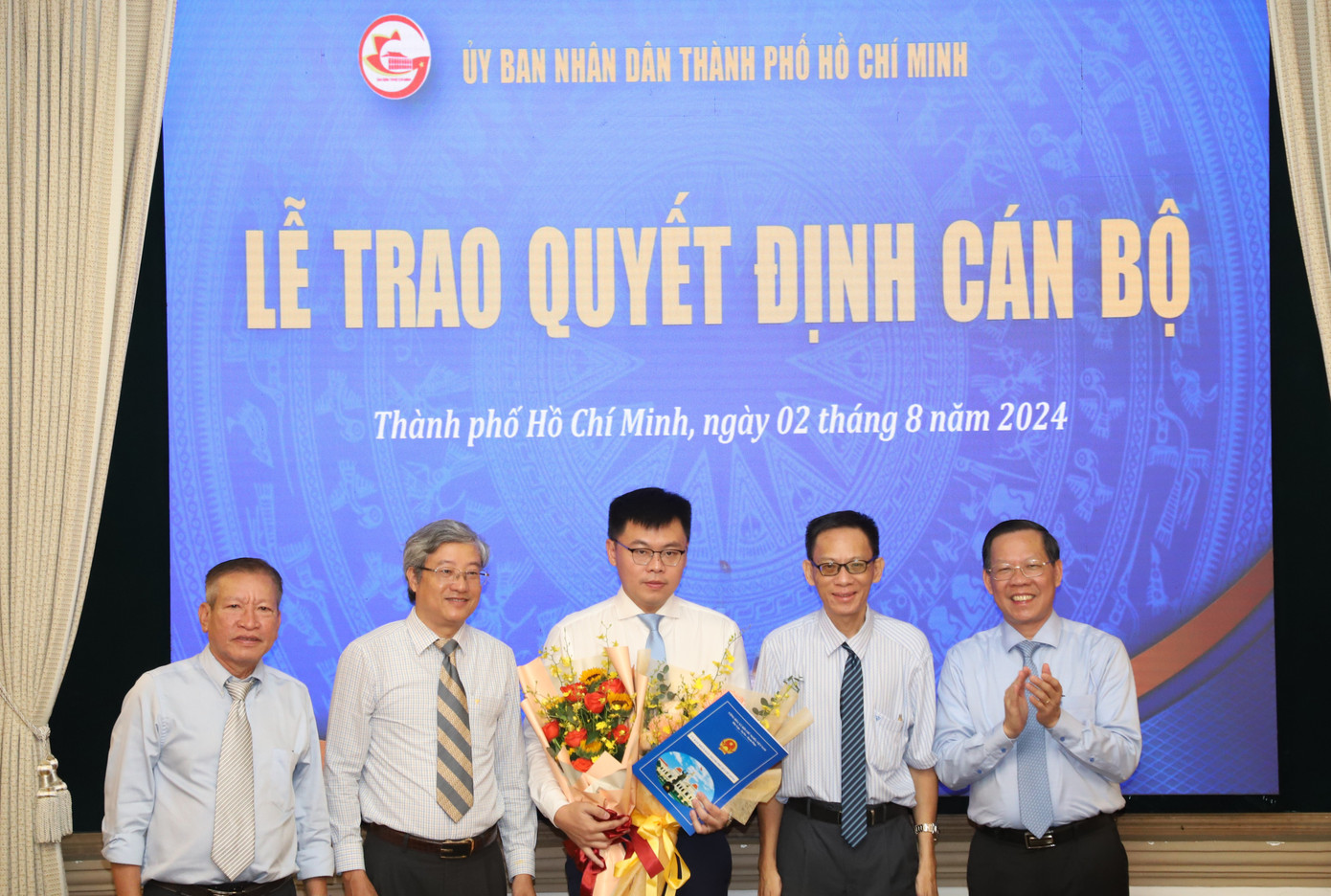 Lãnh đạo TPHCM và Viện trưởng Viện trưởng Viện Nghiên cứu phát triển TPHCM chúc mừng ông Trương Minh Huy Vũ.