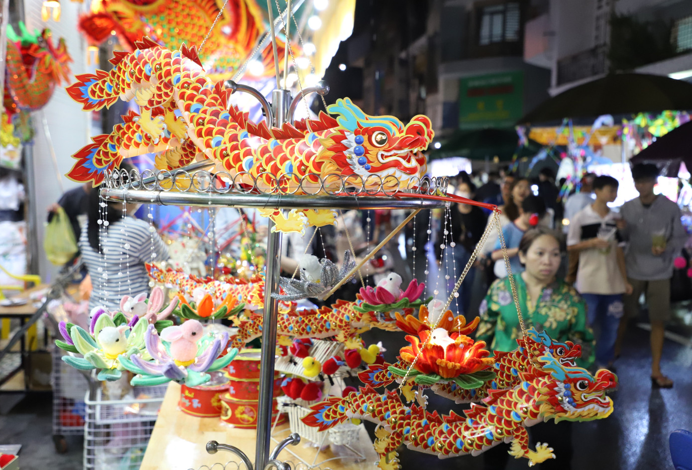 Một mẫu đèn lồng lấy hình tượng linh vật của năm nay: linh vật Rồng.