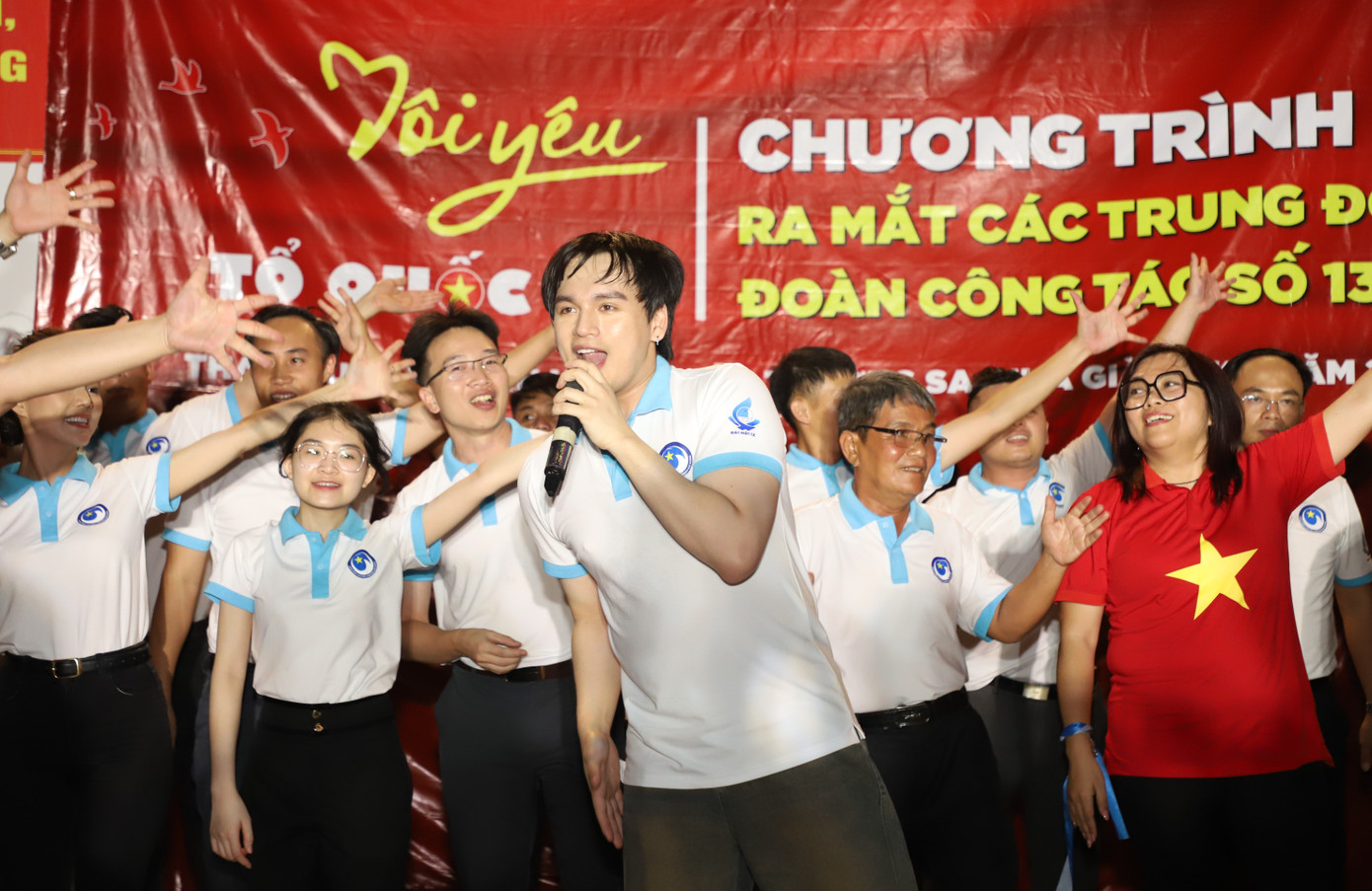 Thành viên đoàn hành trình thăm hỏi, chung vui các hoạt động cùng cán bộ, chiến sĩ và nhân dân các trên các đảo. Thành viên đoàn hành trình thăm hỏi, chung vui các hoạt động cùng cán bộ, chiến sĩ và nhân dân các trên các đảo.