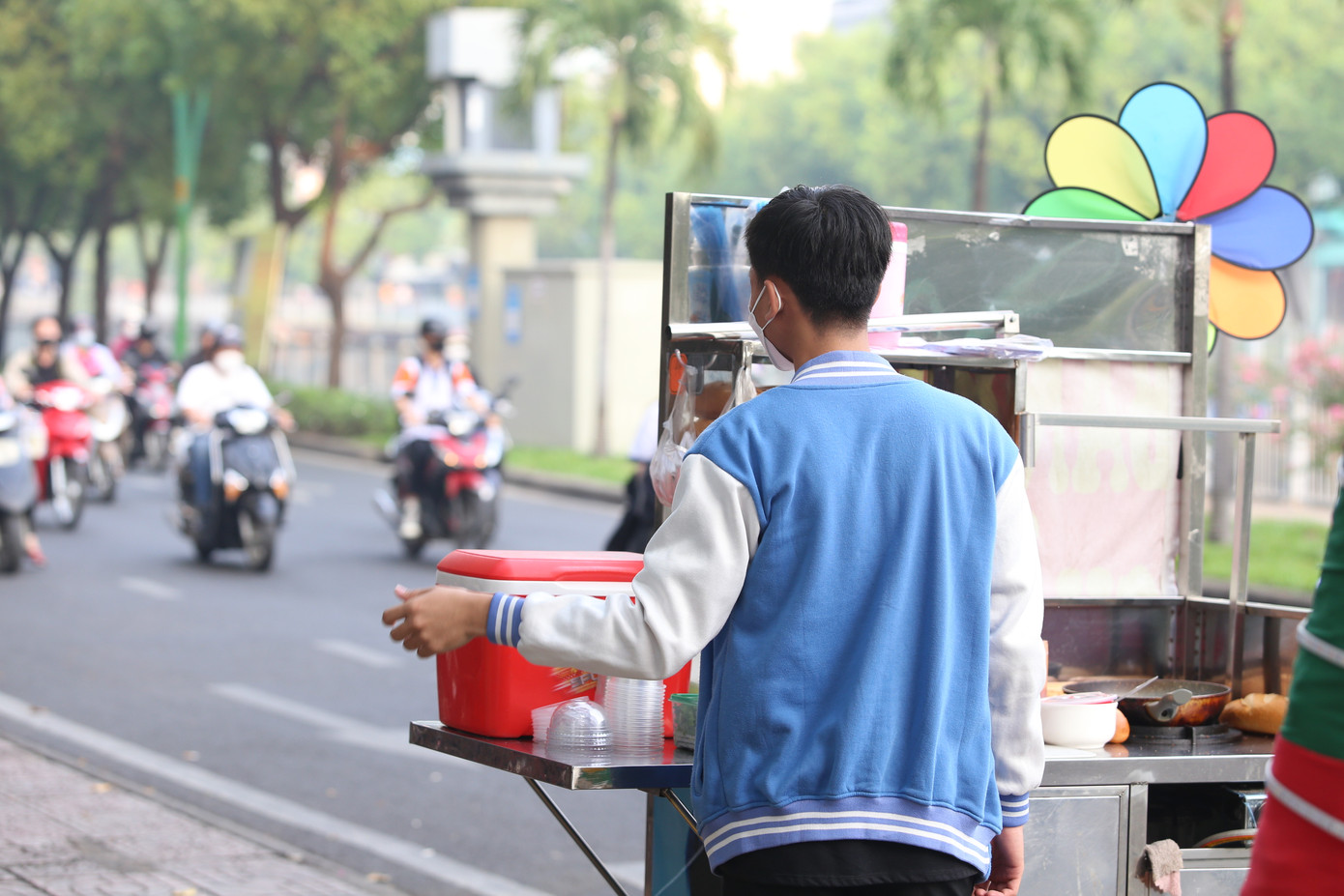 Dù cuộc sống còn nhiều thiếu thốn, chật vật, Minh Thể luôn quyết tâm phấn đấu mỗi ngày để xây đắp tương lai tươi sáng cho bản thân và san sẻ ưu phiền cho người thân.